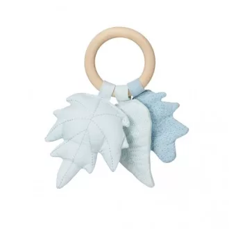 Cam Cam Copenhagen fa rágóka és organikus pamut levél csörgő Kék árnyalatban, 17x8 cm