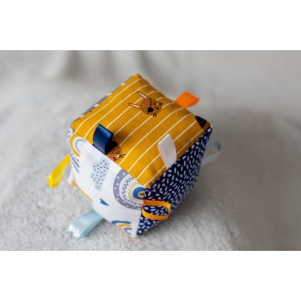 Luca Wood csörgő babakocka - Kék sárga kontrasztos