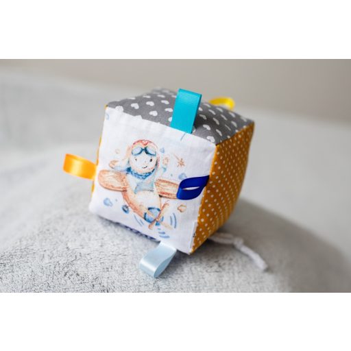 Luca Wood csörgő babakocka - Kék sárga kontrasztos