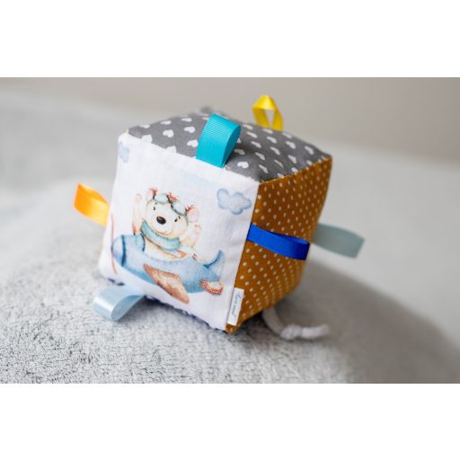 Luca Wood csörgő babakocka - Kék sárga kontrasztos