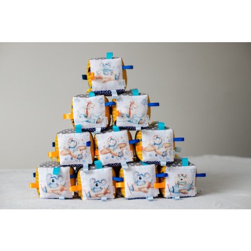 Luca Wood csörgő babakocka - Kék sárga kontrasztos