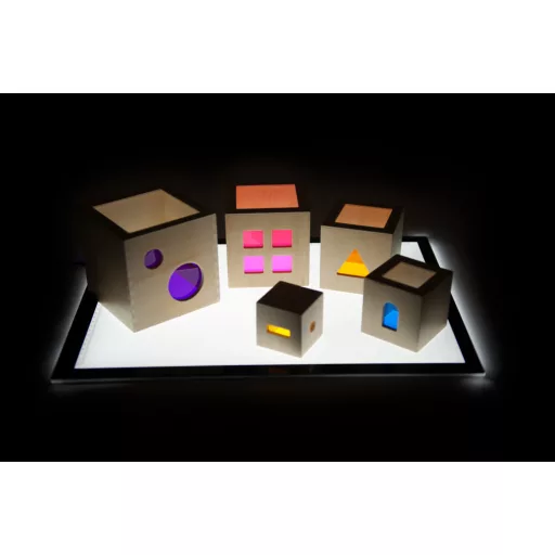 Andreu Toys Translucent Stacking Cubes 5 darabos megvilágítható fa építőkocka szett színes ablakokkal, 12x12 cm