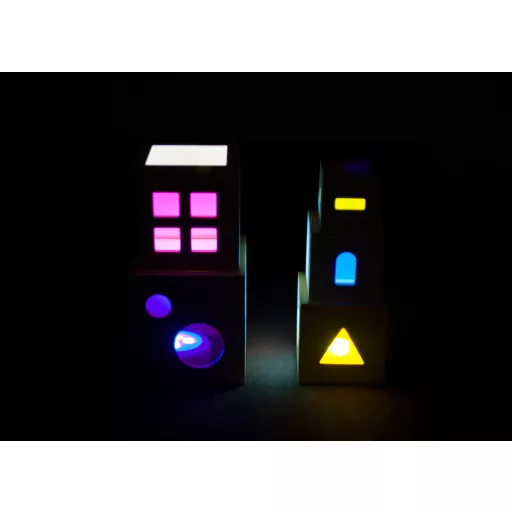 Andreu Toys Translucent Stacking Cubes 5 darabos megvilágítható fa építőkocka szett színes ablakokkal, 12x12 cm