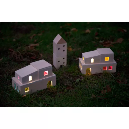 Andreu Toys Translucent Village 13 részes megvilágítható fa falu építőjáték színes ablakokkal, 20x10 cm