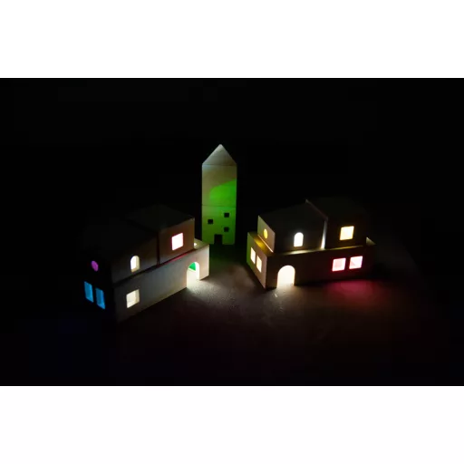 Andreu Toys Translucent Village 13 részes megvilágítható fa falu építőjáték színes ablakokkal, 20x10 cm