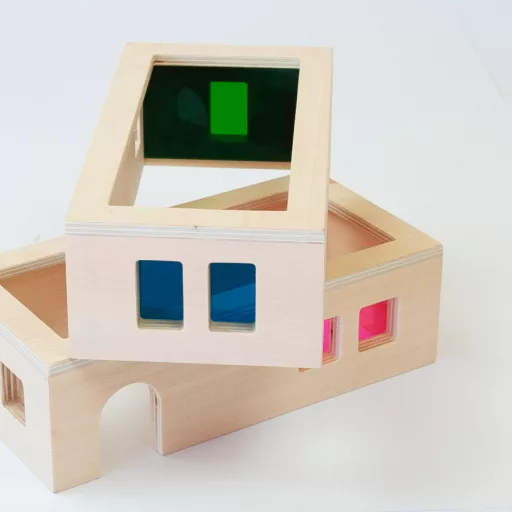 Andreu Toys Translucent Village 13 részes megvilágítható fa falu építőjáték színes ablakokkal, 20x10 cm