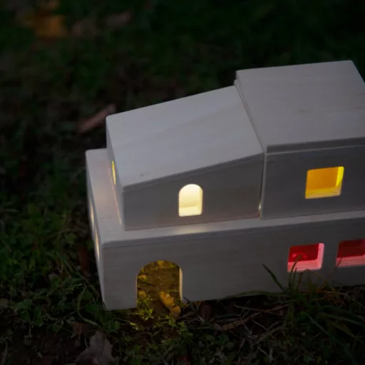 Andreu Toys Translucent Village 13 részes megvilágítható fa falu építőjáték színes ablakokkal, 20x10 cm