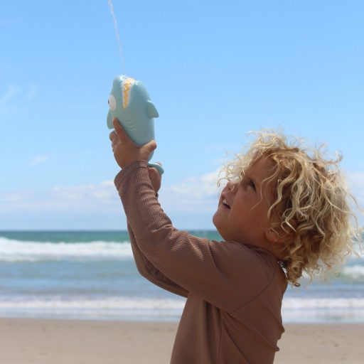 Sunnylife Vízspriccelő - Kék Cápa