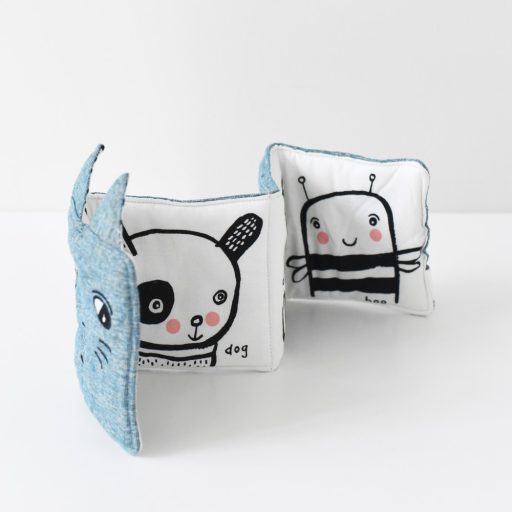 We Gallery Organikus textil babakönyv - Barátságos arcok a kertben