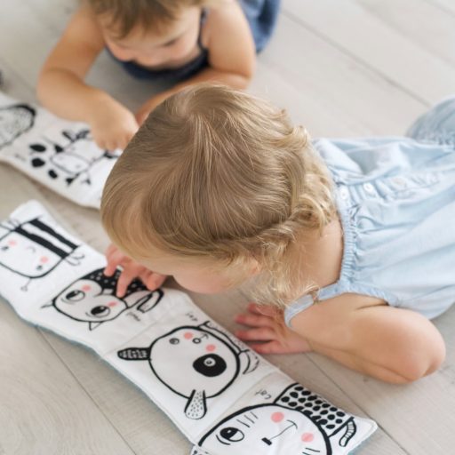 We Gallery Organikus textil babakönyv - Barátságos arcok a kertben