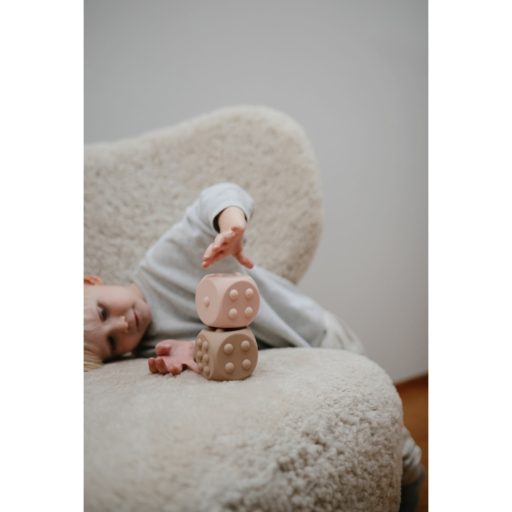 Mushie Pukkasztós játék - Dobókocka (Púderrózsaszín/Homok)