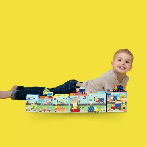Floss and Rock Stack and Play Construction építkezés témájú toronyépítő kocka szett 6 db kockával és 3 db fajátékkal, 13x13x13 cm