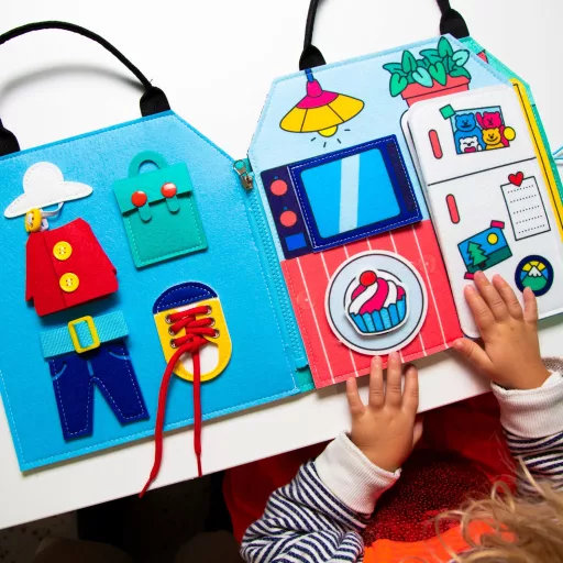 OMY Az Én Napom Montessori finommotorikus textil fejlesztő játék 25x23,5 cm