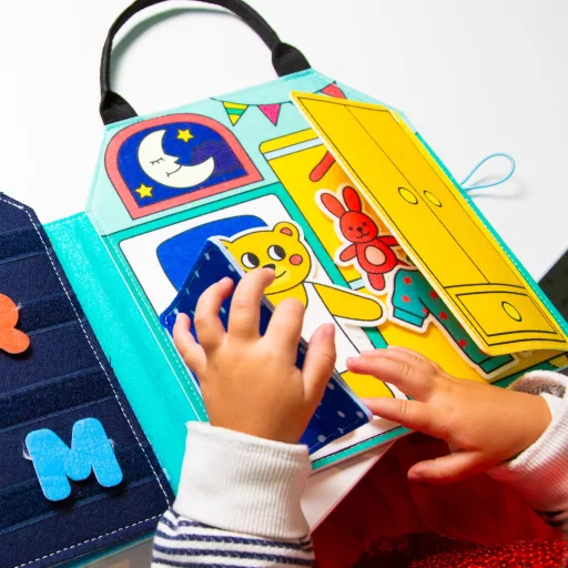 OMY Az Én Napom Montessori finommotorikus textil fejlesztő játék 25x23,5 cm