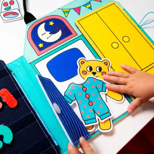 OMY Az Én Napom Montessori finommotorikus textil fejlesztő játék 25x23,5 cm