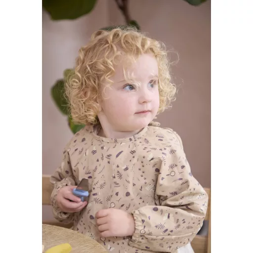 Filibabba Little Wonders vízálló hosszú ujjú baba előke Apró csodák mintával és morzsagyűjtő zsebbel