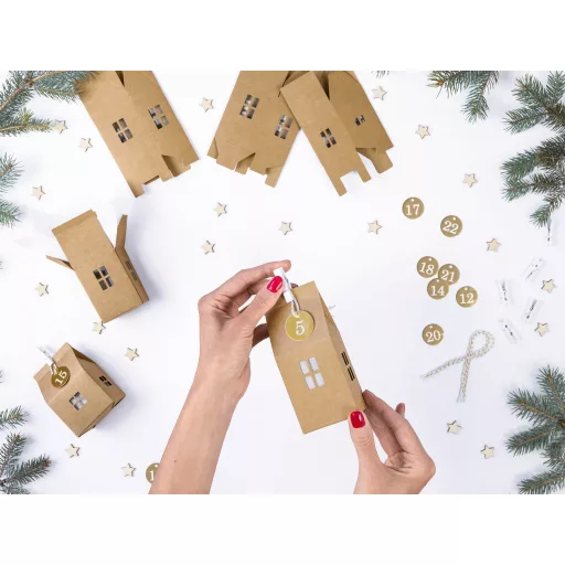 Kraft papír házikós DIY adventi naptár szett arany és fehér kiegészítőkkel (24 db) - kreatív karácsonyi várakozás