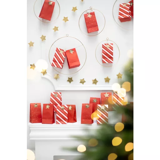 Piros és arany adventi naptár papírtasak szett számozott matricákkal (24 db) - klasszikus karácsonyi DIY csomagolás
