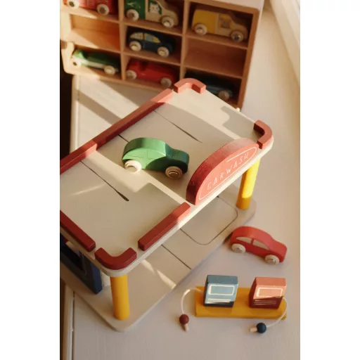 Konges Slojd Fa Autómosó Rámpával és Kisautókkal Wooden Car Wash 4 db