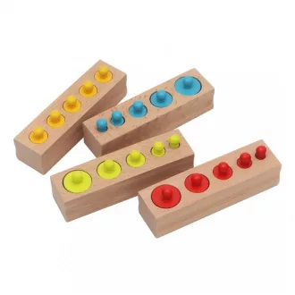 Andreu Toys Montessori fa térfogat hengerek fejlesztő játék 4 alappal és 20 színes hengerrel, 15x4 cm, 24 db