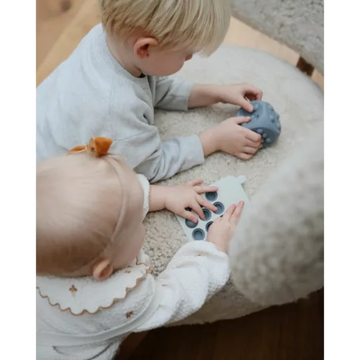 Mushie 2 darabos szilikon pukkasztós dobókocka szett szellő és szikla színben