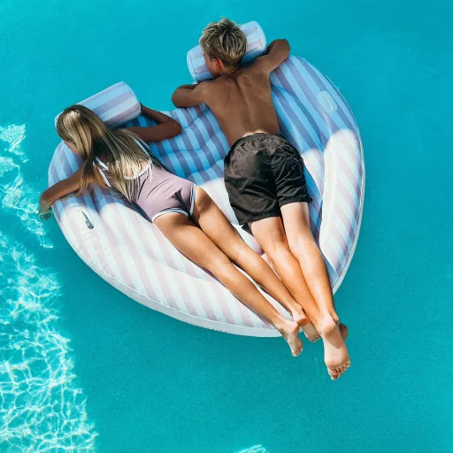 Sunnylife Twin Heart piros és rózsaszín dupla szív alakú kétszemélyes felfújható úszómatrac