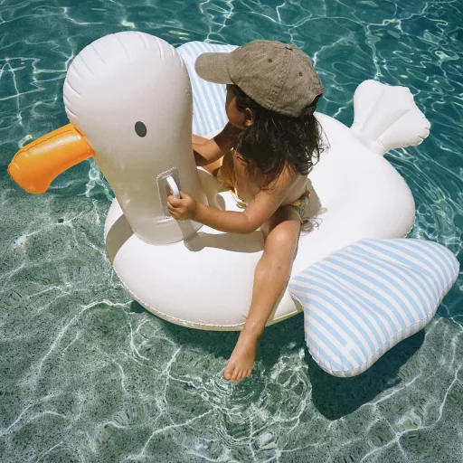 Sunnylife Sammy the Seagull kék csíkos ráülős felfújható gyerek matrac kapaszkodókkal