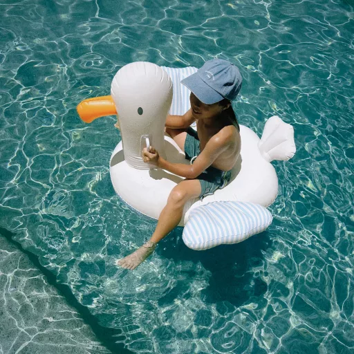 Sunnylife Sammy the Seagull kék csíkos ráülős felfújható gyerek matrac kapaszkodókkal