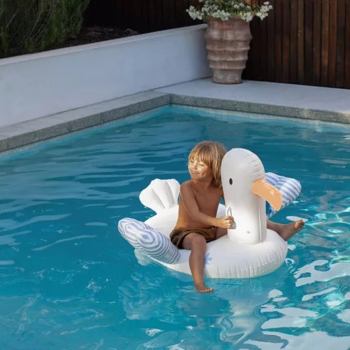 Sunnylife Sammy the Seagull kék csíkos ráülős felfújható gyerek matrac kapaszkodókkal