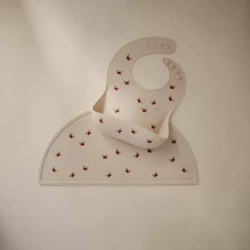 Mushie vízálló szilikon előke zsebbel pasztell pillangó mintával 28x24 cm